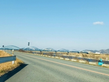 加古川にかかる水色の「水管橋」と、聖徳太子のゆかりがある「五ヶ井用水」を取材してまいりました♪♪