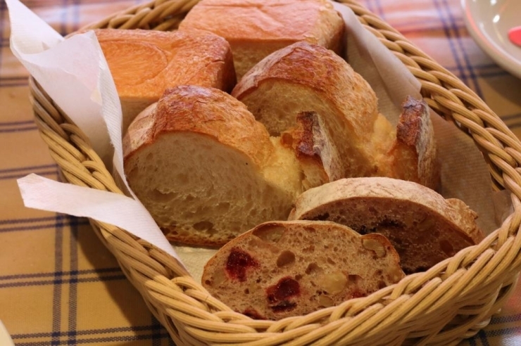 パンを選びました<br>ブーランジェリーキャセロールの自家製パン<br>※写真のパンは2名分です