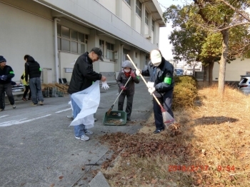 門真市立市民プラザ内の木々の<br>落ち葉などを掃き集めます。