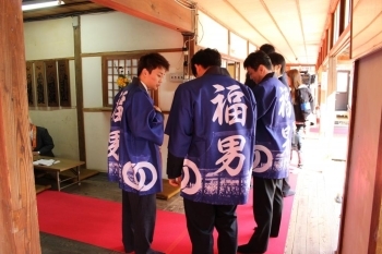 今年から福男様には祝主様より社名の入った法被を着て儀式に臨まれます。