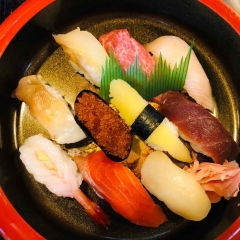 西区八軒【ふじ寿司】さんの10種類のネタを自分で選べる「お好み寿司」ランチ