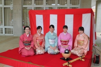 「茶道部」の皆さん。<br>お着物が似合っていて素敵でした♪<br>やっぱり日本人は着物ですね！