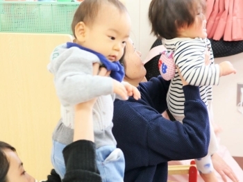 高～い抱っこに赤ちゃんは大喜び！<br>ママの運動にもなりますね!?