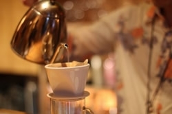 美味しいコーヒーの匂いに誘われてつい入りたくなるお店が多数あります。