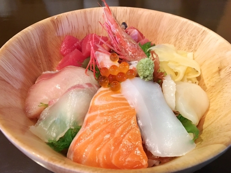 どらねこ海鮮丼　800円（税別）