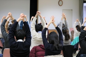 参加者の皆さんと一緒にかんたんストレッチ。