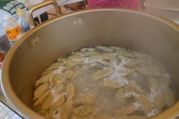 中国は水餃子！<br>大きな鍋で煮込まれていて寒い日に温まる～♪
