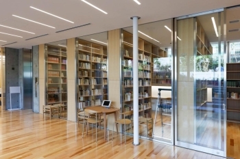 関連書籍約3500冊を所蔵する図書室