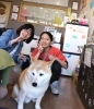 店長さんとパチリ。左端にオーナーさんも。どちらも動物に対する愛と知識にあふれています。知は愛なり・・・。