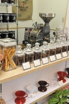 「Coffee Roaster HAMASAKI」店内で焙煎したコーヒー豆を販売。カフェスペースもあります！