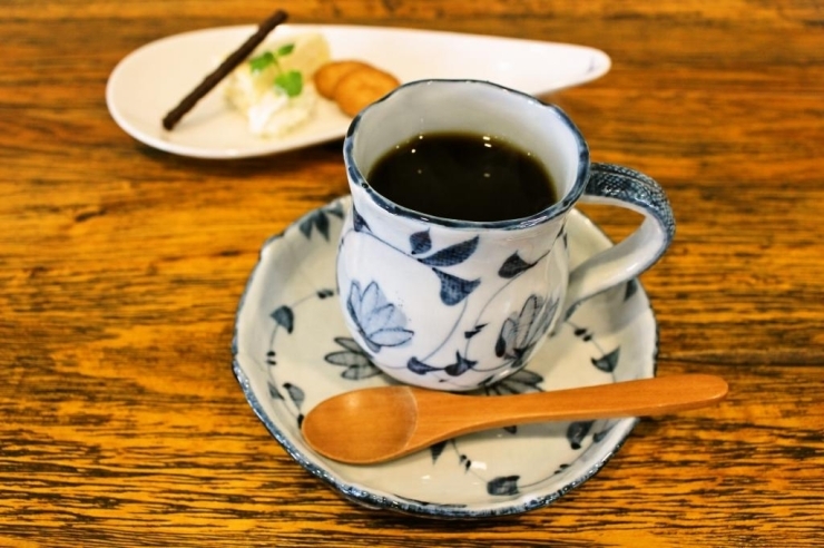 “今日のお昼ごはん”にセットでついてくる飲み物とデザート♪　器も特別感たっぷり。