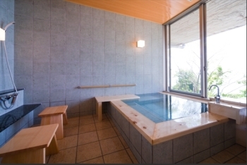 高野槙の良い香りが漂う「橙の湯」はバリアフリータイプ。安心、安全の入浴を叶えます。