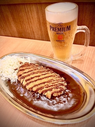 スタッフオススメは定番のロースカツカレーに生ビールです☆