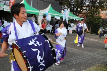 ステージ下で座席を囲むように演奏をする「さんさの会」の皆さん。