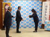 委嘱状を受け取る、堅田隊員「「行方市地域おこし協力隊」着任式が開催されました。」