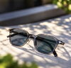 「紫外線に反応して、レンズが色づく。」「クリアも、カラーも美しく。TOM FORD × 調光レンズのオーダーメガネ」