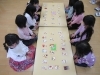 ことわざかるたを取り合うE2クラス「お正月恒例 新春かるた大会2023」