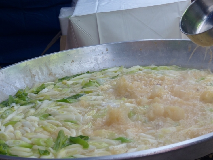大鍋で作る鯉のアラ汁はだしが出て最高にうまい（≧▽≦）