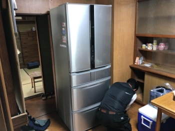 大型冷蔵庫<br>かなりの存在感のある冷蔵庫。<br>これは苦戦しそう？！