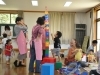ブロックを積み上げ中 たかい、たかい!