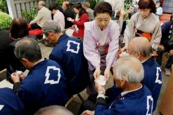 手際よく、丁寧に、お饅頭が配られていきます♪