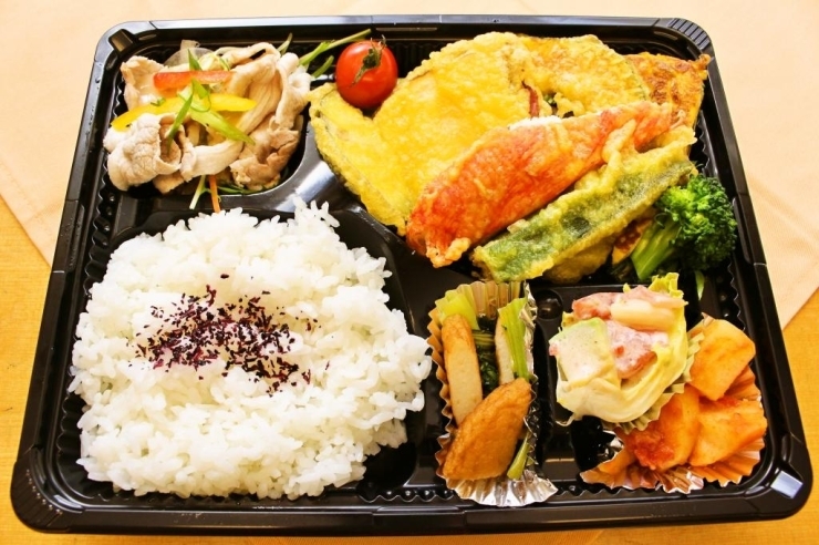 日替わり弁当　￥800　彩り豊かでボリューム満点♪