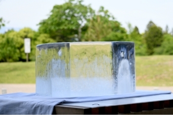 氷室神社から運ばれてきた純氷。<br>72時間かけて作られた、透明度の高い氷です。