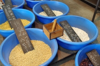 マスヤ中央雑穀さんは、色とりどりのお豆を昔ながらのマスで量り売り