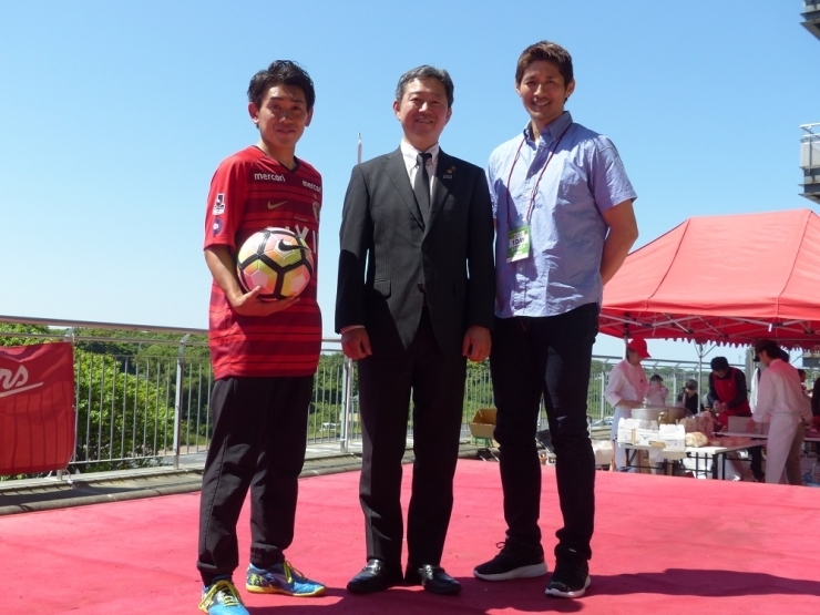 鈴木市長（中央）、なめがた大使　小澤英明氏（右側）、フリースタイルフットボーラーTOMMY氏（左側）