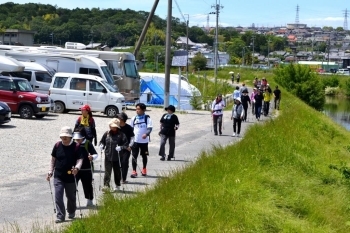 のどかな富雄川沿いを歩き、さわやかな気分に浸りながら歩きます。