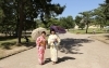 奈良公園にて　さすがの鹿さんは浴衣よりおせんべい！？