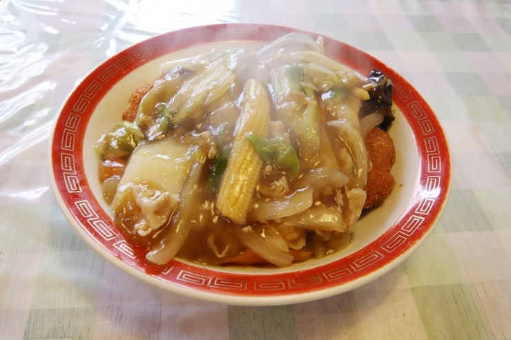 カレー風味のあんがかかったカツ丼です