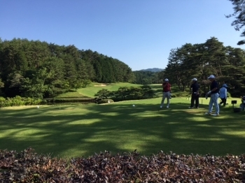 池越えの１番ホールです。