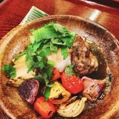愛媛県産イノシシの陶板焼きあらびきハンバーグ