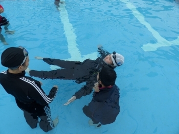 肺の中の空気が声を出すことで吐き出されて浮力を失い沈んでしまいます。