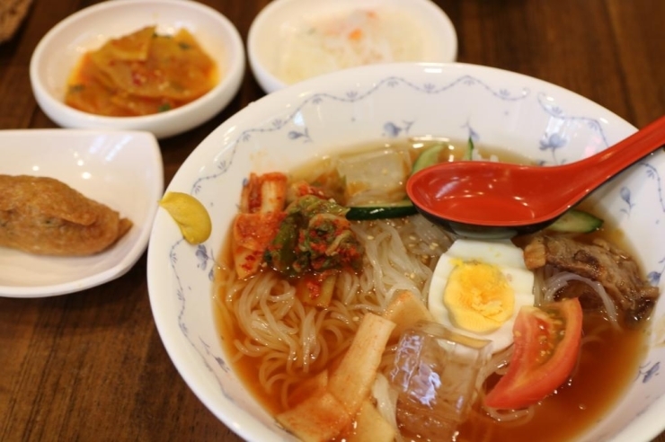 のほほん冷麺（おいなりつき）830円（税込）