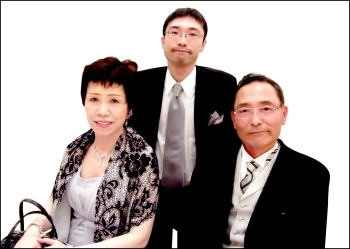 家族写真です。息子も税理士です。「齋藤泰史税理士事務所 （サイトウヒロシゼイリシジムショ）」