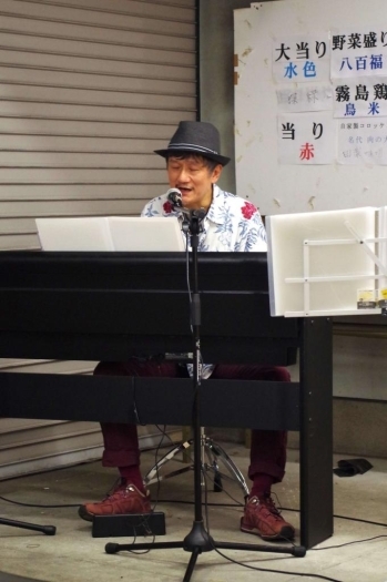 ピアノは田中さん。包み込むような歌声も披露。