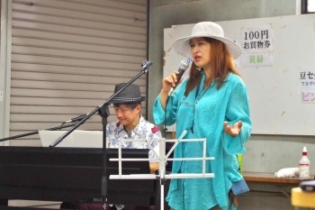 ジャズシンガーの奥田さんも友情出演。