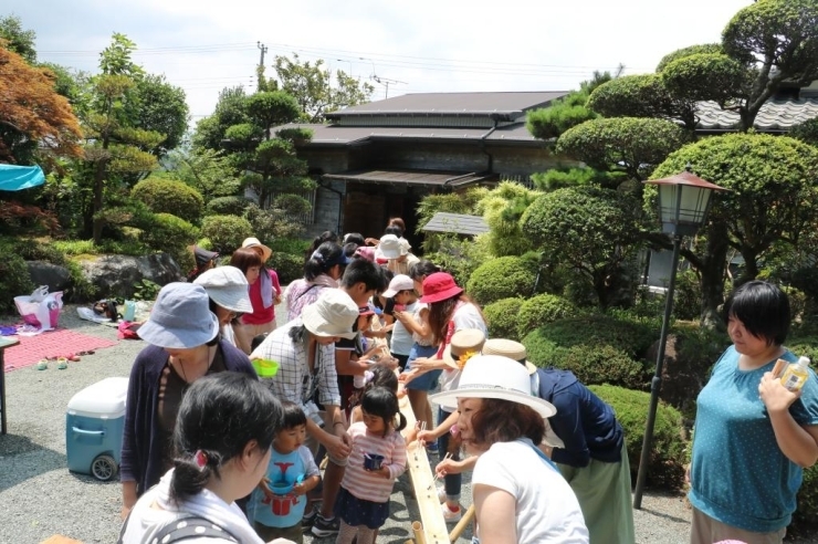 こうなる！この場にいたすべての人を吸い寄せるほどの人気　流しそうめん恐るべし☆