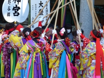 毎年3月9日に行われる祭頭祭は、鹿島地方に春を告げ人々の健康や豊作を願うお祭りです。祭頭祭での囃人の衣装は鮮やか！　三尺（さんじゃく）と呼ばれる5～7色のタスキを背負い、長さ六尺（約180cm）の樫棒を組んでは解いてを繰り返しながら街中を練り歩きます。