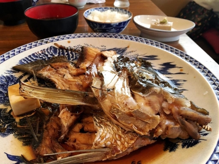 フエフキ鯛のアラ煮付け定食（小鉢・漬物・味噌汁付）800円（税込）<br>※煮付けの魚は日替わりです。