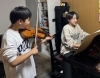あっ！失敗。ごめん！と二人で笑顔。楽しんでいます「京都市南区のピアノ教室の中１男子くん♪友達と楽しむ、笑顔あふれるバイオリンとピアノの共演♪【京都市南区＆下京区のピアノ・リトミック・英語リトミック・ベビーリトミック】」