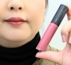 ブルベオススメカラーあずきボムを使用しました♪「【新発売】縦じわカバー＆ぷるんとツヤ唇！マキアージュの美容液リップティント「リップグロウボム」」
