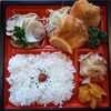 「明日の日替り弁当は鶏飯と唐揚げ」