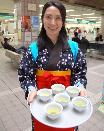 グリーンティースタッフの方が笑顔で湯茶接待。