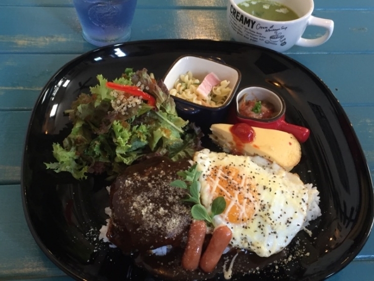 ソリッソランチのワンプレートランチ。<br>迷ったあげくメインはロコモコ。税込1200円。