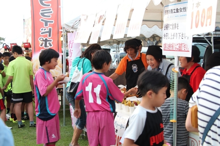 花火大会と同日にはサッカースポーツ少年団のフットサル大会も開かれ決勝戦は天王崎公園内で開催されました。<br>熱戦を繰り広げた子どもたちは、もう～～！お腹ペコペコです（≧▽≦）