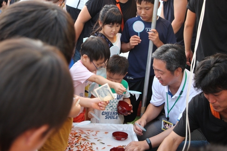 「あれれ～、やぶけちゃった」と、鈴木市長にポイを見せる子どもたち（*´▽｀*）