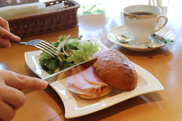 サラダのレタスがみずみずしく、美味しいです